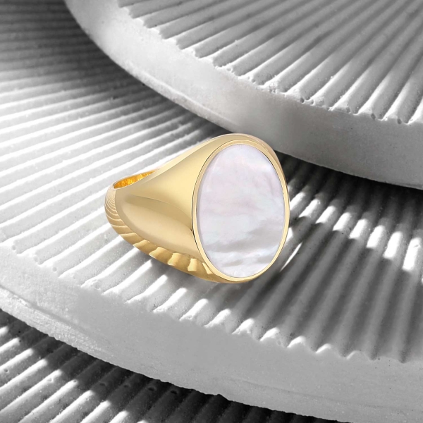 18K Gold Classic Ring with Mother of Pearl