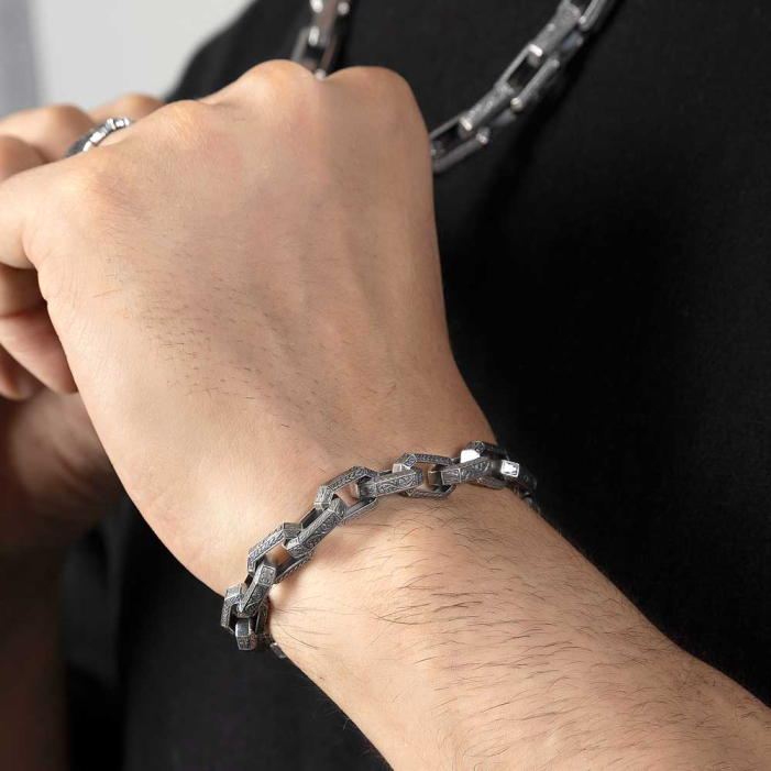Main image in gallery